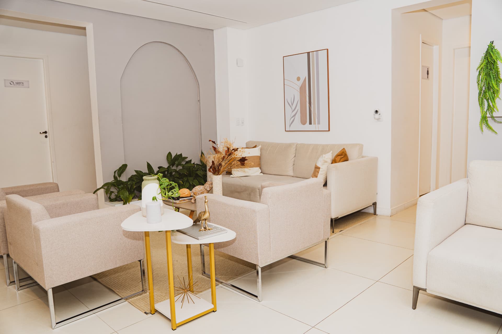 Sala de espera acolhedora do consultório de neurocirurgia