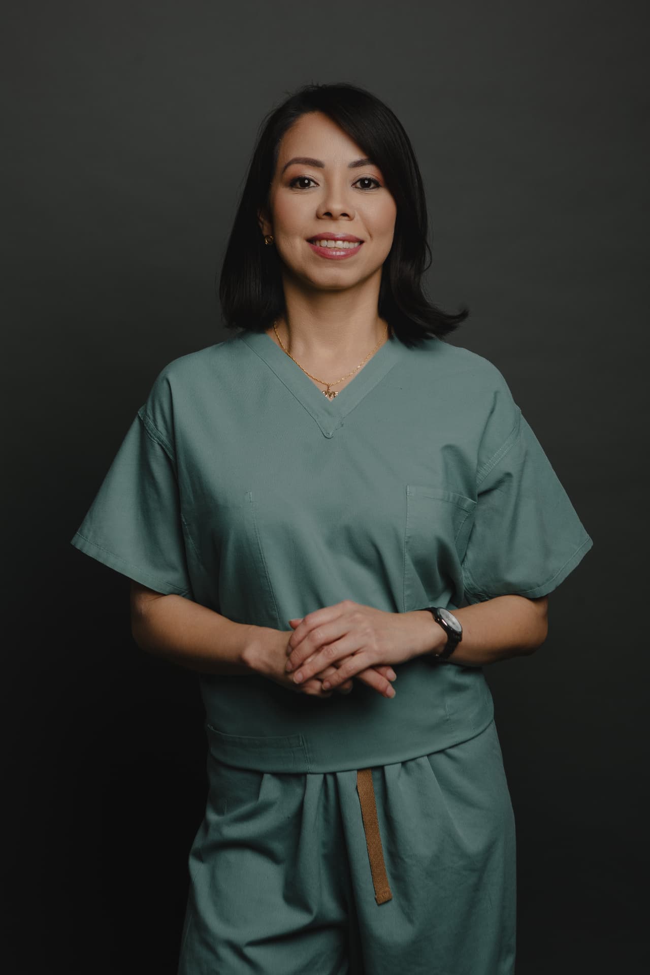 Retrato da Dra. Glaucia Jong em traje cirúrgico